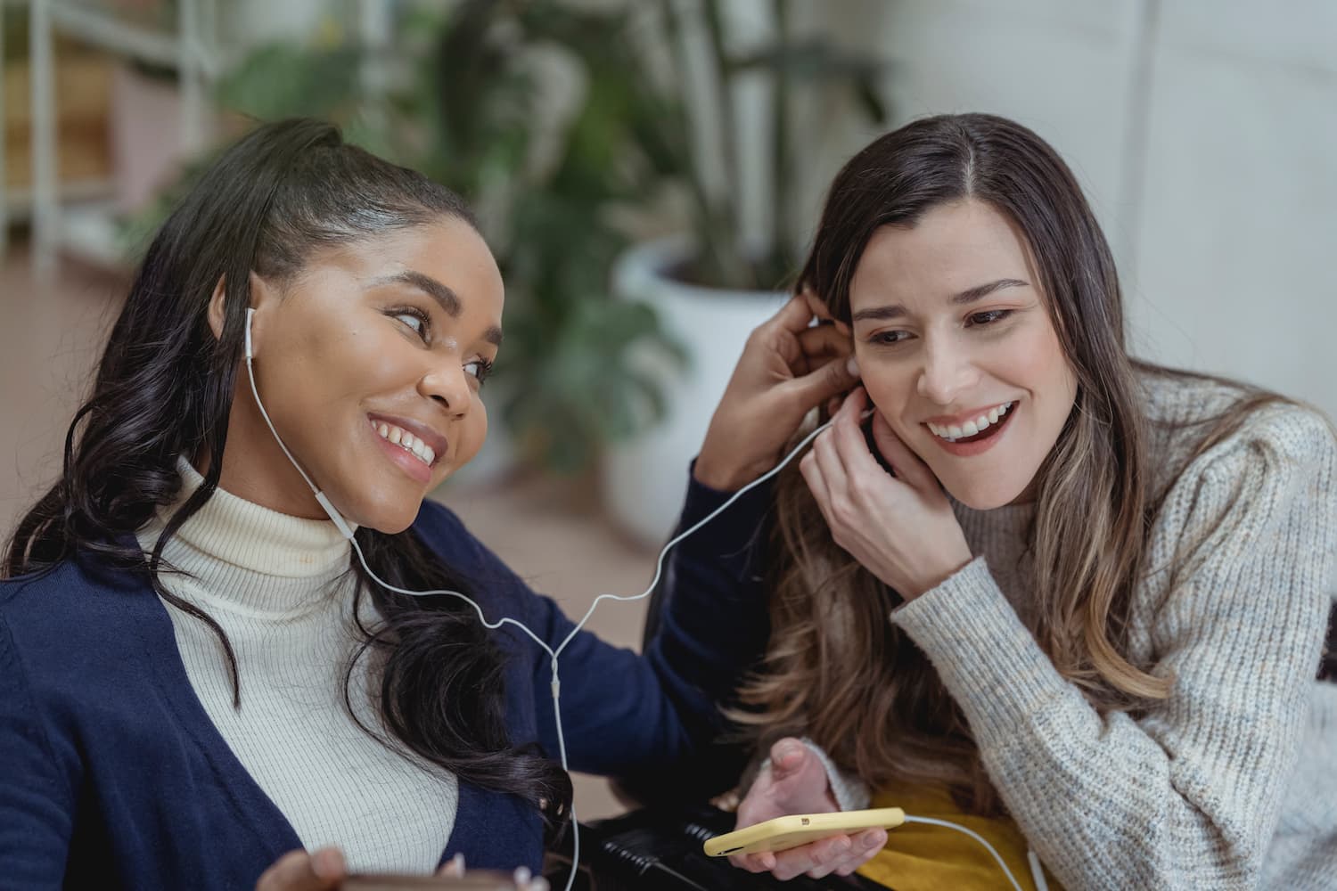 zwei Mädchen hören Podcast