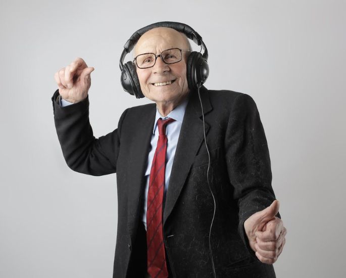 alter mann hört podcast und tanzt